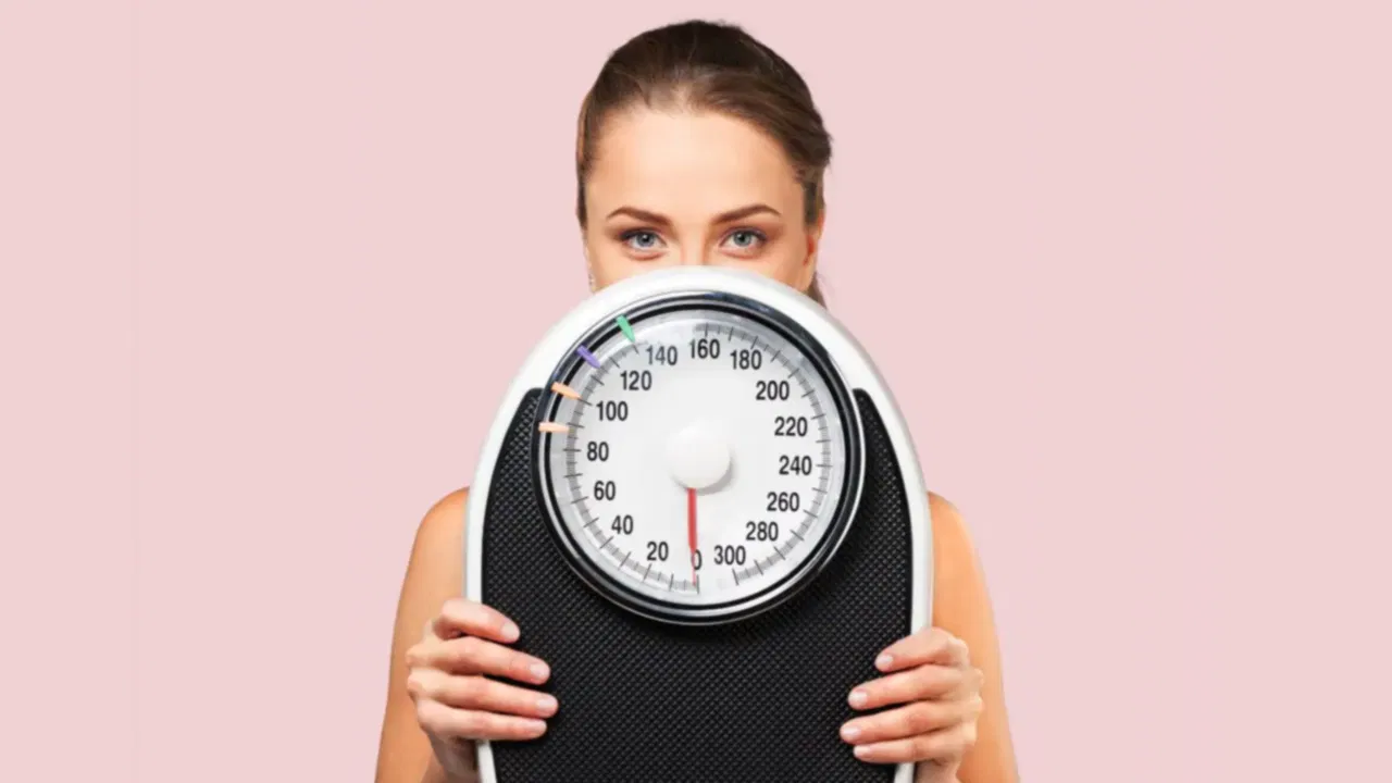 Moringa powder aids in weight loss by boosting metabolism and reducing fat accumulation.